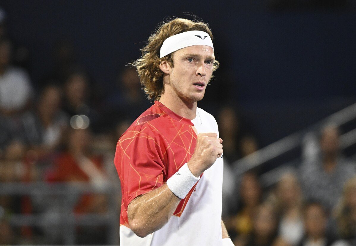 Rublev vence al campeón defensor sembrado número uno Sinner para llegar a las semifinales de Montreal