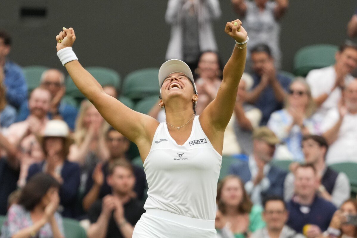 Marketa Vondrousova es la primera defensora del título femenino de Wimbledon en caer en la primera ronda desde 1994