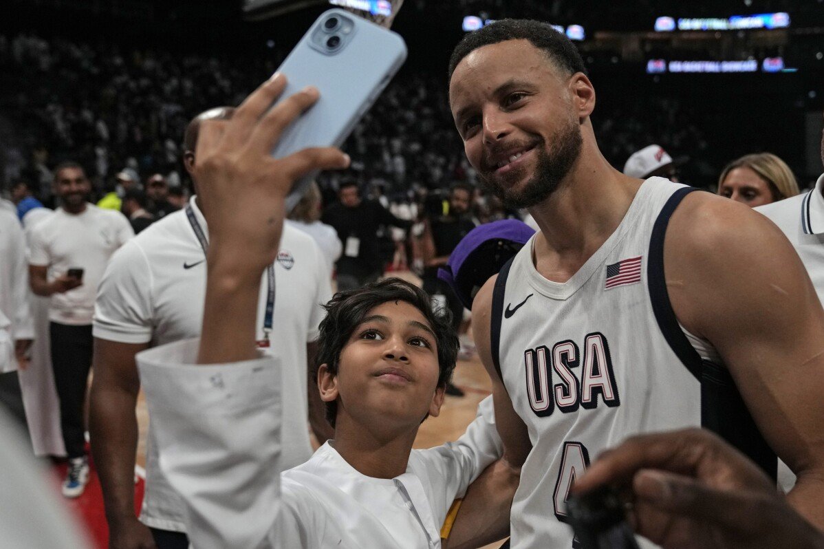 Stephen Curry fuerte en la victoria de 105-79 del equipo de baloncesto masculino de EE.UU. sobre Serbia en el calentamiento olímpico