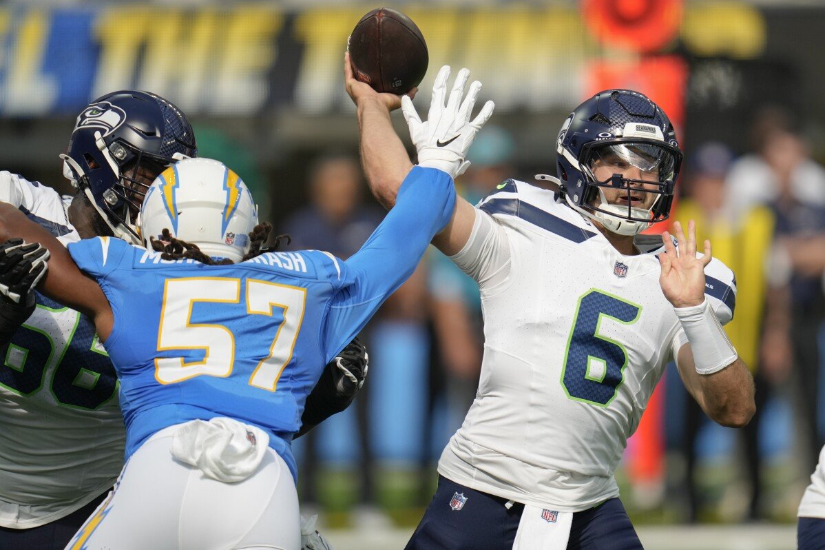 Sam Howell dirige 2 unidades de puntuación mientras los Seahawks vencen a los Chargers 16-3 para arruinar el debut de Jim Harbaugh